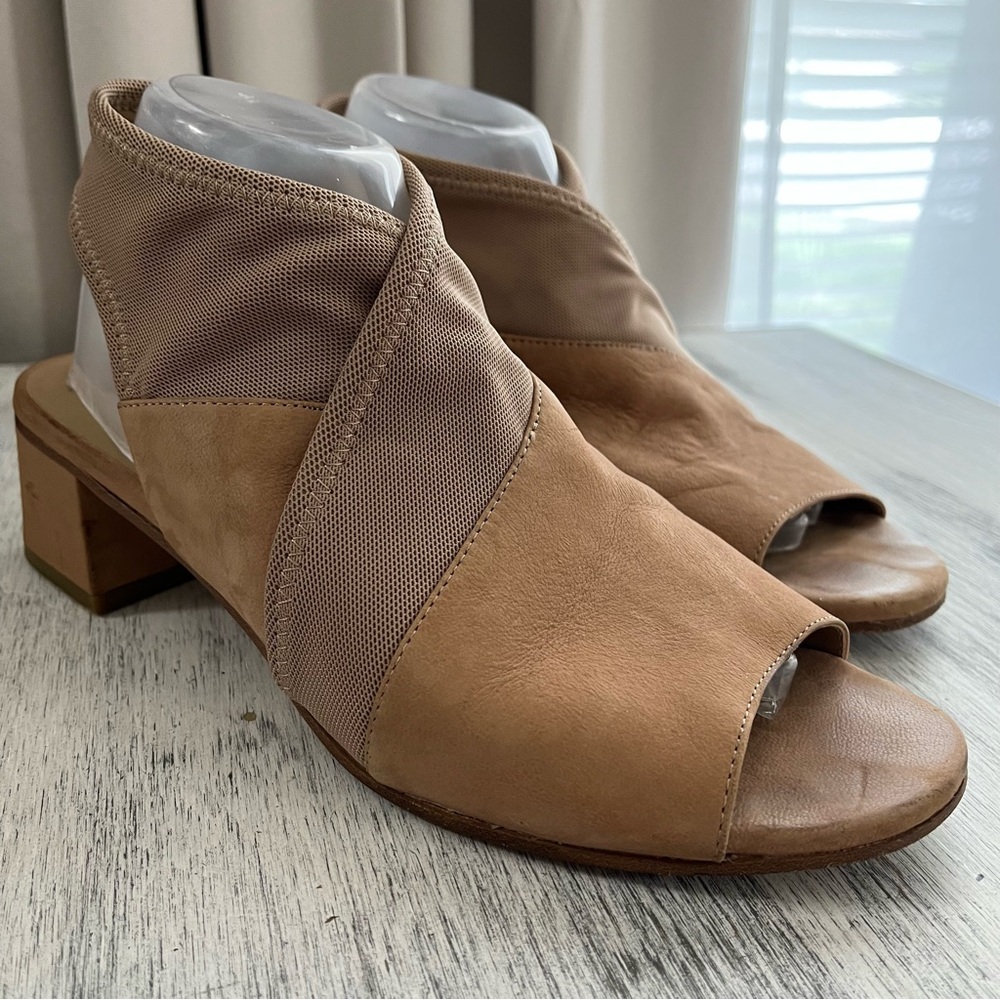 Eileen Fisher Neutral Casual Beachy Luca Tumbled Nubuck Sandal in Tan Size 10